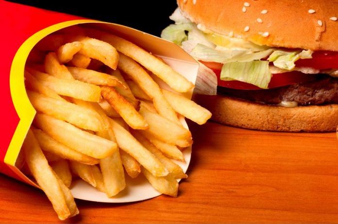 La comida rápida está cargada de productos químicos nocivos que pueden aumentar su riesgo de cáncer.